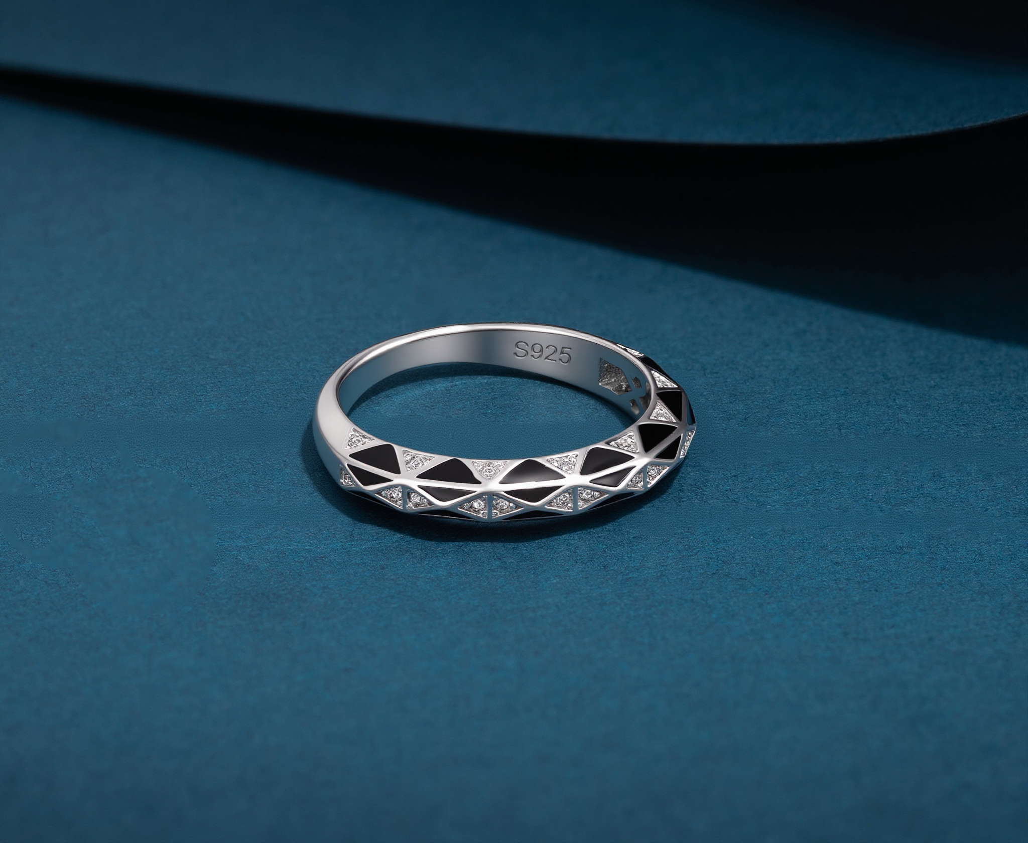 Nocturnal Prism Pavé Band ring - Image 3